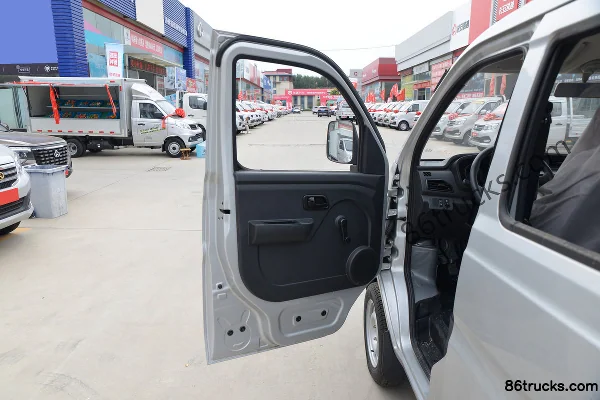 Changan Kuayue Xinbao T1 1.24L Gasoline Standard Edition 91hp 4X2(6 wheels) 2m double-row drop-side micro truck Cab (1) | 86Trucks