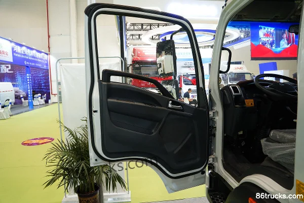 Qianchen Auto EC1 4.115m Single Row Pure Electric Van Light Truck 4X2(6 wheels) Interior (1) | 86Trucks