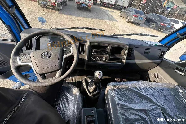 Yuejin Kaituo X500 transport type 170hp 4X2(6 wheels) 4.6m dump truck Cab (1) | 86Trucks