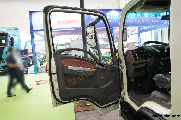 Dayun Xianglong EX5 4.12 m single-row pure electric stake light truck 4X2(6 wheels) Interior (1) | 86Trucks