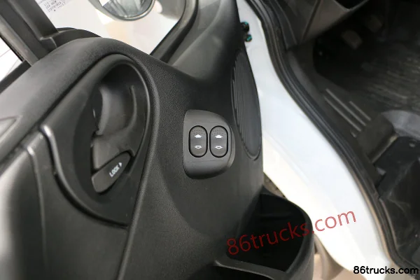JMC Fushun 2023 Model 146hp 3-seat short wheelbase 2.0T diesel medium-high roof panel van (China VI) Cab (3) | 86Trucks