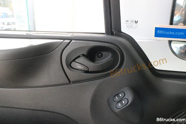 JMC Fushun 2023 Model 146hp 3-seat short wheelbase 2.0T diesel medium-high roof panel van (China VI) Cab (2) | 86Trucks