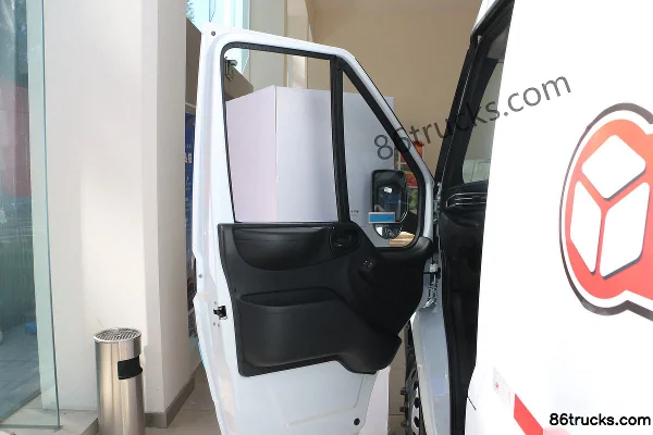 JMC Fushun 2023 Model 146hp 3-seat short wheelbase 2.0T diesel medium-high roof panel van (China VI) Cab (1) | 86Trucks
