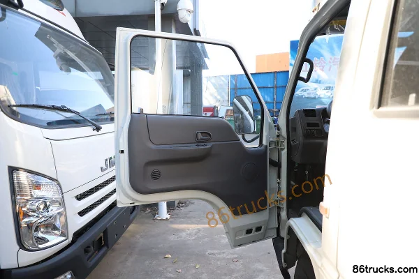 JMC Shunda petit camion version standard 116 ch 4X2(6 roues) camion léger à plateau double cabine 2,755 m (1) | 86Trucks