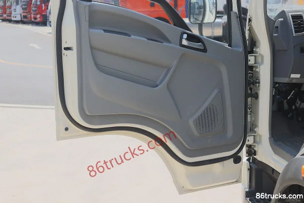 Sinotruk HOWO Dream Chaser 130 hp 4X2(6 wheels) 4.15m Single Row Slatted Curtain Light Truck (China VI) Cab (3) | 86Trucks