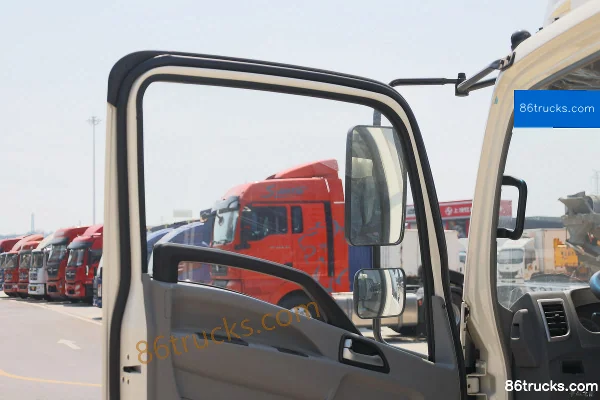 Sinotruk HOWO Dream Chaser 130 hp 4X2(6 wheels) 4.15m Single Row Slatted Curtain Light Truck (China VI) Cab (2) | 86Trucks
