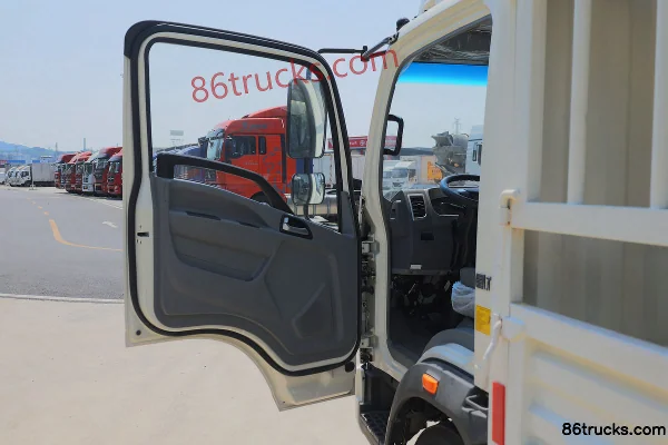 Sinotruk HOWO Dream Chaser 130 hp 4X2(6 wheels) 4.15m Single Row Slatted Curtain Light Truck (China VI) Cab (1) | 86Trucks