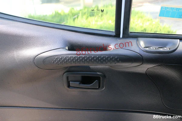 JMC Teshun 122 hp 6-Seater 2.8T Diesel Short Wheelbase Mid-High Roof Light Bus (China VI) Cab (3) | 86Trucks