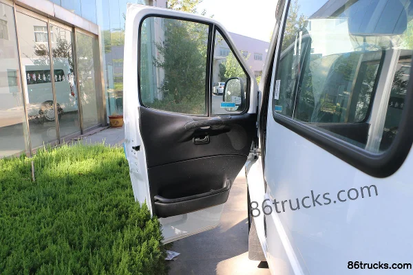 JMC Teshun 122 hp 6-Seater 2.8T Diesel Short Wheelbase Mid-High Roof Light Bus (China VI) Cab (1) | 86Trucks