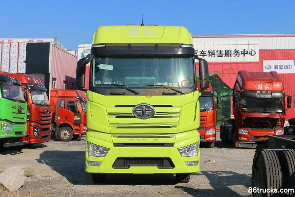 FAW Jiefang J7 Heavy Truck Classic Edition 560 hp 8X4(12 wheels) 9.4m Flatbed Cargo Truck (Hydraulic Retarder) (465 Rear Axle) Exterior (2)