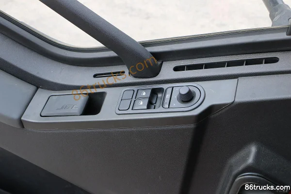FAW Jiefang J6L Classic Edition 7.8L Diesel 350hp 8X4(12 wheels) FAW Jiefang 10-speed Flat Top 9.6m Stake Truck Cab (3) | 86Trucks