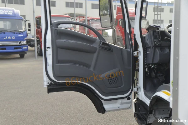 Qingling Isuzu KV600 131 hp 4X2(6 wheels) refrigerated truck (China VI) Cab (2) | 86Trucks