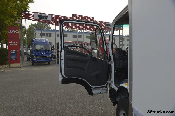 Qingling Isuzu KV600 131 hp 4X2(6 wheels) refrigerated truck (China VI) Cab (1) | 86Trucks