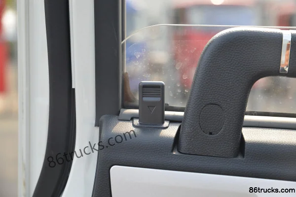 JAC Junling E5 132 hp 4X2(6 wheels) 3.7m Single-row Van Light Truck (China VI) Cab (3) | 86Trucks