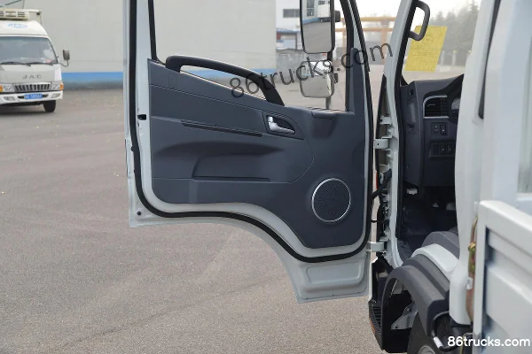 JAC Junling V5 Underground Garage Edition 132hp 4X2(6 wheels) 3.7m Single Row Flatbed Light Truck (China VI) Cab (2) | 86Trucks