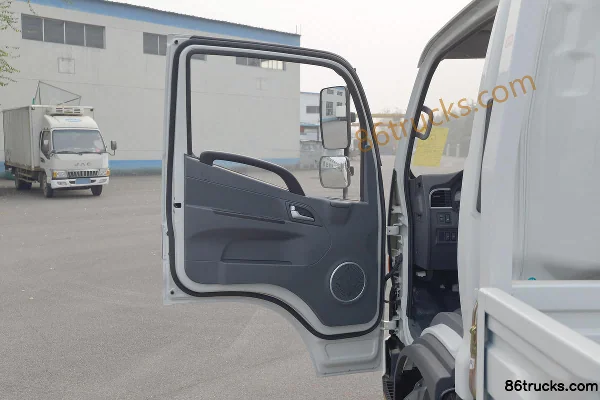 JAC Junling V5 Underground Garage Edition 132hp 4X2(6 wheels) 3.7m Single Row Flatbed Light Truck (China VI) Cab (1) | 86Trucks