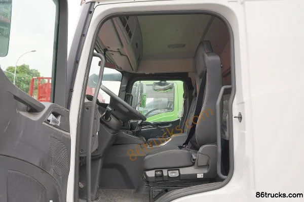 SHACMAN Delong L6000 220hp 4X2(6 wheels) 8.7m van cargo truck Cab (3) | 86Trucks
