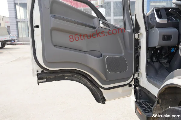 JAC Shuailing S7 Ice Doctor 160hp 4X2(6 wheels) 4.015m Single Row Refrigerated Truck (wide body) Cab (3) | 86Trucks