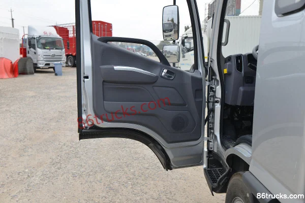 Foton Aoling New Jieyun 150 hp 4X2(6 wheels) 3.83 m Semi-row Flatbed Light Truck (China VI) Cab (2) | 86Trucks