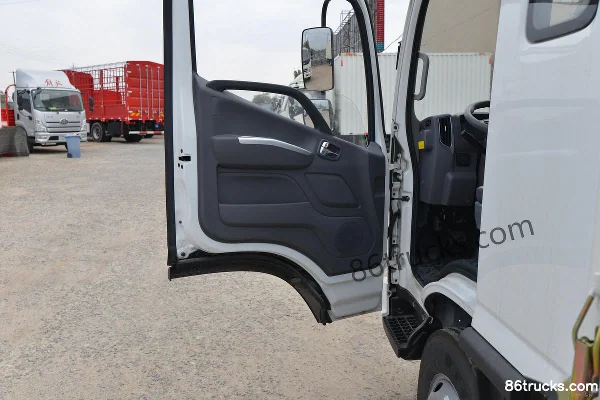 Foton Aoling New Jieyun Youth Edition 132 hp 4X2(6 wheels) 3.83m semi-row flatbed light truck (China VI) Cab (2) | 86Trucks