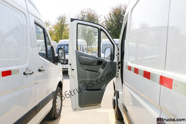 Foton Commercial Vehicle Tuyano Tongtu 150hp 2.5T Diesel 3-seat Manual Short wheelbase Medium roof closed van Cab (1) | 86Trucks