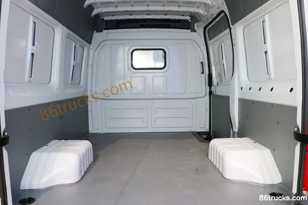 Foton Commercial Vehicle Tuyano Tongtu 150hp 2.5T Diesel 3-seat Manual Short wheelbase Medium roof closed van Cargo Box (2) | 86Trucks