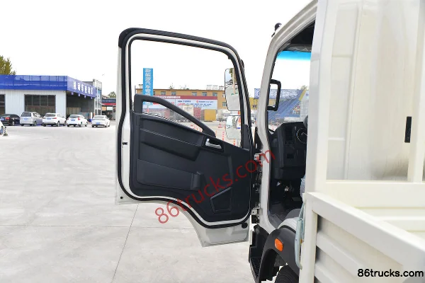Sinotruk HOWO Hanjiang 115 hp 4X2(6 wheels) 4.15m single-row flatbed light truck Cab (1) | 86Trucks