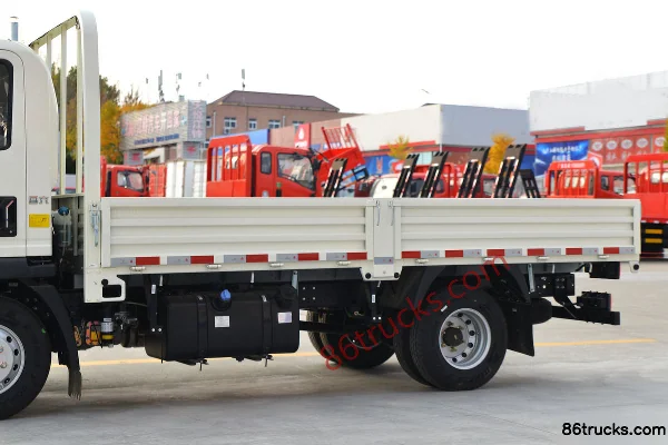 Sinotruk HOWO Hanjiang 115 hp 4X2(6 wheels) 4.15m single-row flatbed light truck Body (1) | 86Trucks