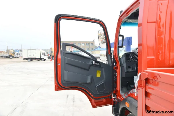 Sinotruk HOWO Hanjiang 160 hp 4X2(6 wheels) 4.15m Single Row Flatbed Light Truck (China VI) Cab (1) | 86Trucks