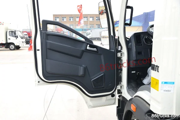 Sinotruk HOWO Hanjiang 140 hp 4X2(6 wheels) 4.15m single-row flatbed light truck (China VI) Cab (2) | 86Trucks