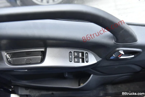 Foton Auman R Series 240 hp 4X2(6 wheels) 9.78m box cargo truck (China VI) Cab (3) | 86Trucks