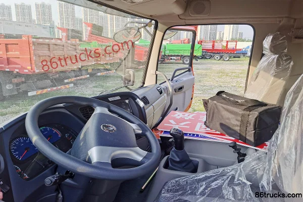 Dongfeng Changxing D3 320 hp 8X4(12 wheels) 7.2m Stake Truck (China VI) Cab (3) | 86Trucks