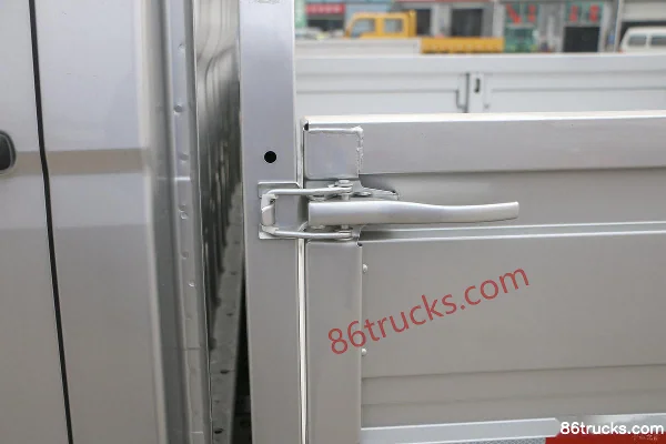 Karry X6 Comfort II 1.6L 122hp 4X2(6 wheels) Gasoline 2.7m Double Row Stake Mini Truck (China VI) Body (2) | 86Trucks