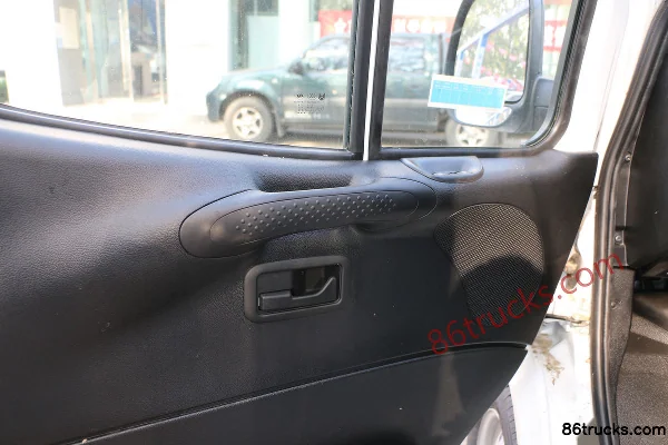 JMC Teshun 122 hp 2.8T diesel 3-seat manual short wheelbase medium roof enclosed van Cab (3) | 86Trucks