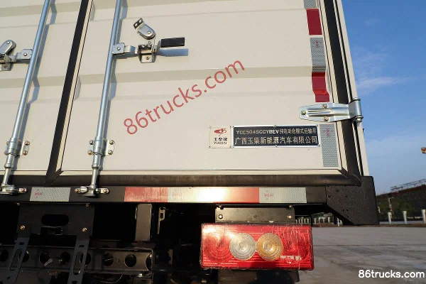 Yuchai New Energy EC344F 4.5T 4.125m single-row pure electric stake truck 106.95kWh 4X2(6 wheels) Body (2) | 86Trucks
