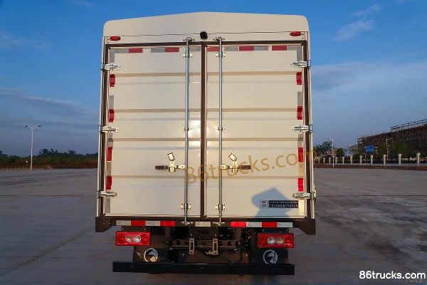 Yuchai New Energy EC344F 4.5T 4.125m single-row pure electric stake truck 106.95kWh 4X2(6 wheels) Body (1) | 86Trucks