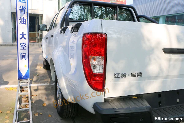 JMC Xin Baodian 2022 édition confort 2.5T diesel 140 ch manuel deux roues motrices empattement standard double cabine pick-up (China VI) Pho