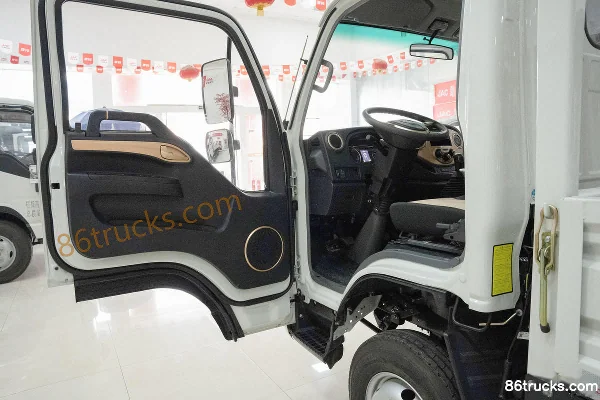 JAC Kangling J3 135 hp 4X2(6 wheels) 3.7m Single Row Flatbed Light Truck (China VI) Cab (1) | 86Trucks