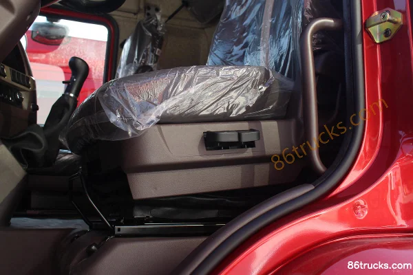 Dongfeng Liuqi Chenglong H5 Medium Truck 245 hp 4X2(6 wheels) 7.8m Van Cargo Truck Cab (3) | 86Trucks