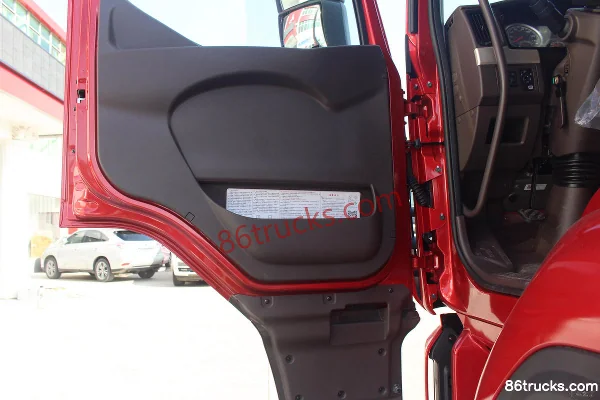 Dongfeng Liuqi Chenglong H5 Medium Truck 245 hp 4X2(6 wheels) 7.8m Van Cargo Truck Cab (1) | 86Trucks
