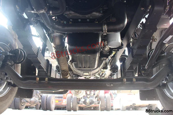 Dongfeng Liuqi Chenglong H5 Medium Truck 245 hp 4X2(6 wheels) 7.8m Van Cargo Truck Chassis (1) | 86Trucks