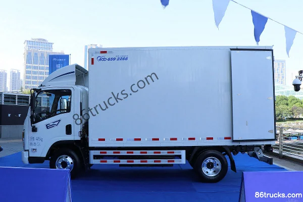 Yutong Medium Body 4.12m Single Row Pure Electric Van Light Truck 90.236kWh 4X2(6 wheels) Exterior (3) | 86Trucks