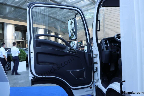 Yutong Medium Body 4.12m Single Row Pure Electric Van Light Truck 90.236kWh 4X2(6 wheels) Interior (1) | 86Trucks
