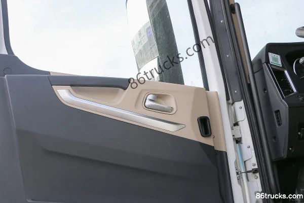 Yutong 6X4(10 roues) tracteur routier électrique pur CATL 282kWh Cabine (3) | 86Trucks