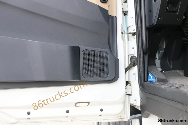 Yutong 6X4(10 roues) tracteur routier électrique pur CATL 282kWh Cabine (2) | 86Trucks