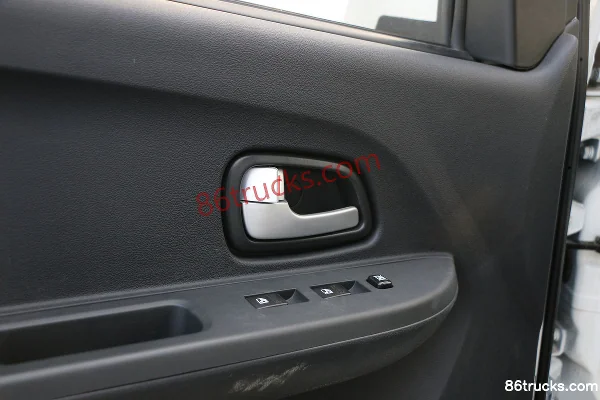 Changan Light Vehicle Ruixiang M80 Comfort 2016 109 hp 6-Seat 1.5L Light Bus Cab (2) | 86Trucks