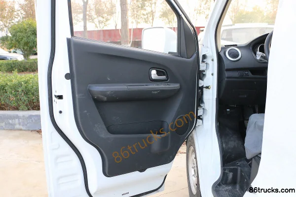 Changan Light Vehicle Ruixiang M80 Comfort 2016 109 hp 6-Seat 1.5L Light Bus Cab (1) | 86Trucks