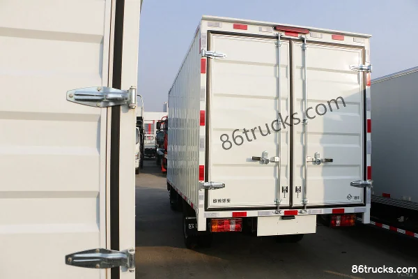 Ouling Jinlika II version luxe 2,0L 150 ch 4X2(6 roues) essence camion fourgon 4,1 m cabine simple (China VI) Carrosserie (2) | 86Trucks