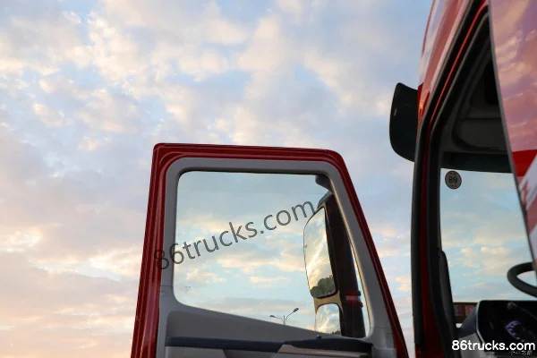 Dongfeng Liuqi Chenglong H5V 270 hp 4X2(6 wheels) AMT automatic transmission cargo truck with cargo box (China VI) Cab (2) | 86Trucks