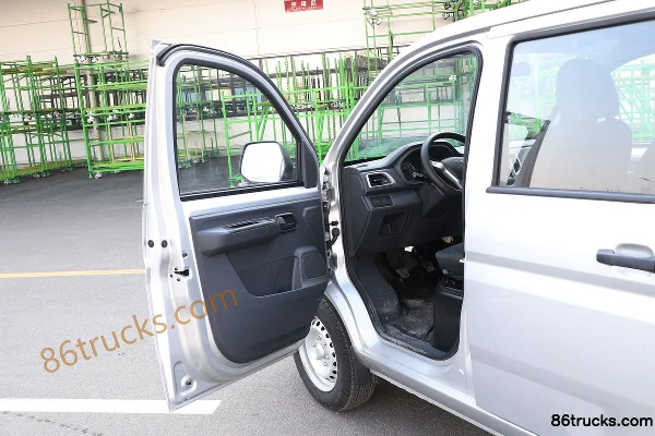 BAW Jingka T6 Luxury Edition 1.6L 123 hp 4X2(6 wheels) Gasoline 2.45m Double Row Stake Truck (China VI) Cab (1) | 86Trucks